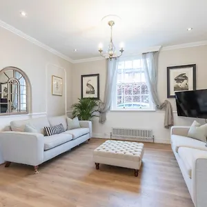 Beautiful 4 Bedroom Cheltenham