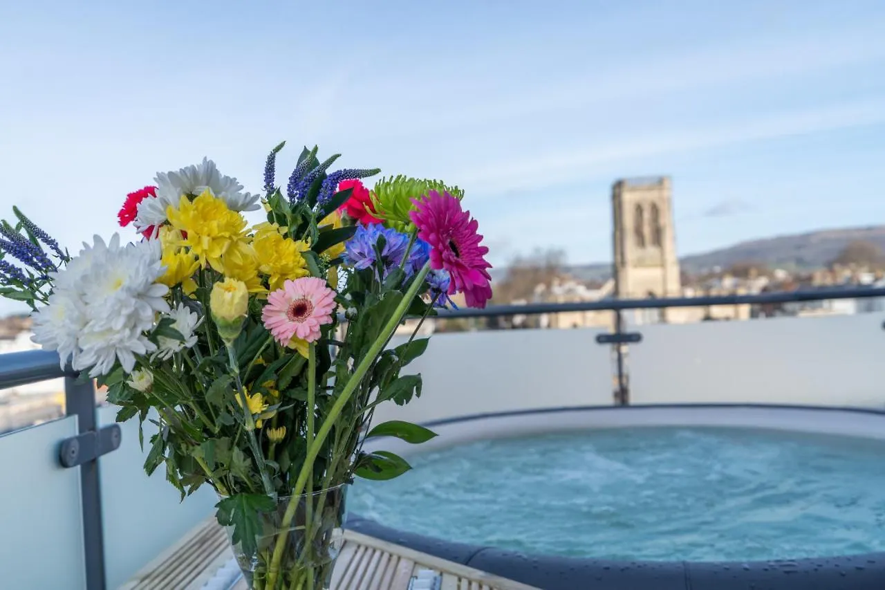 Central Penthouse With Hot Tub & Views 22 Cheltenham