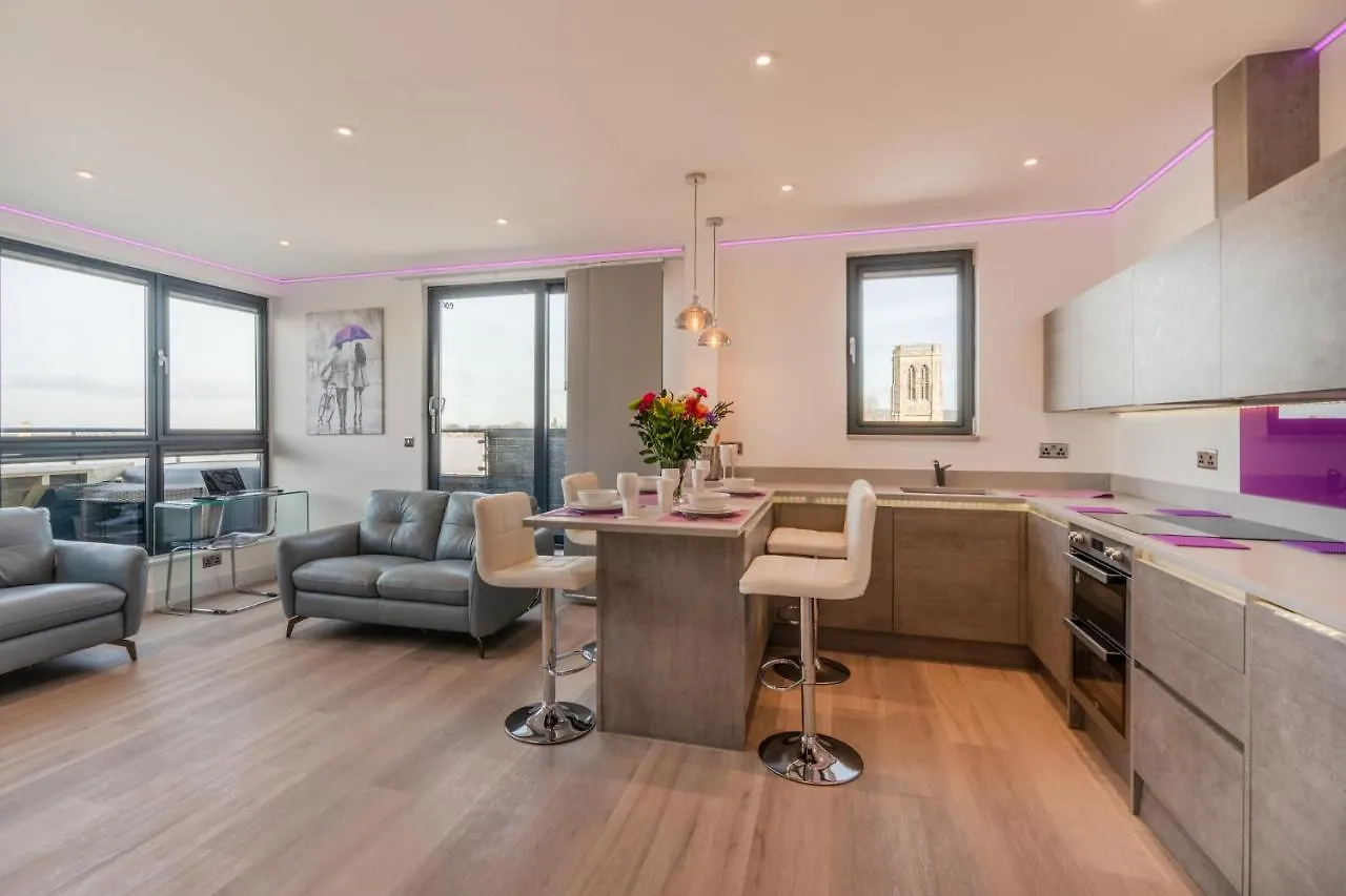 Central Penthouse With Hot Tub & Views 22 Cheltenham